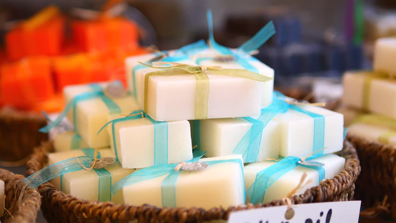 바구니 에 손으로 만든 비누 전시