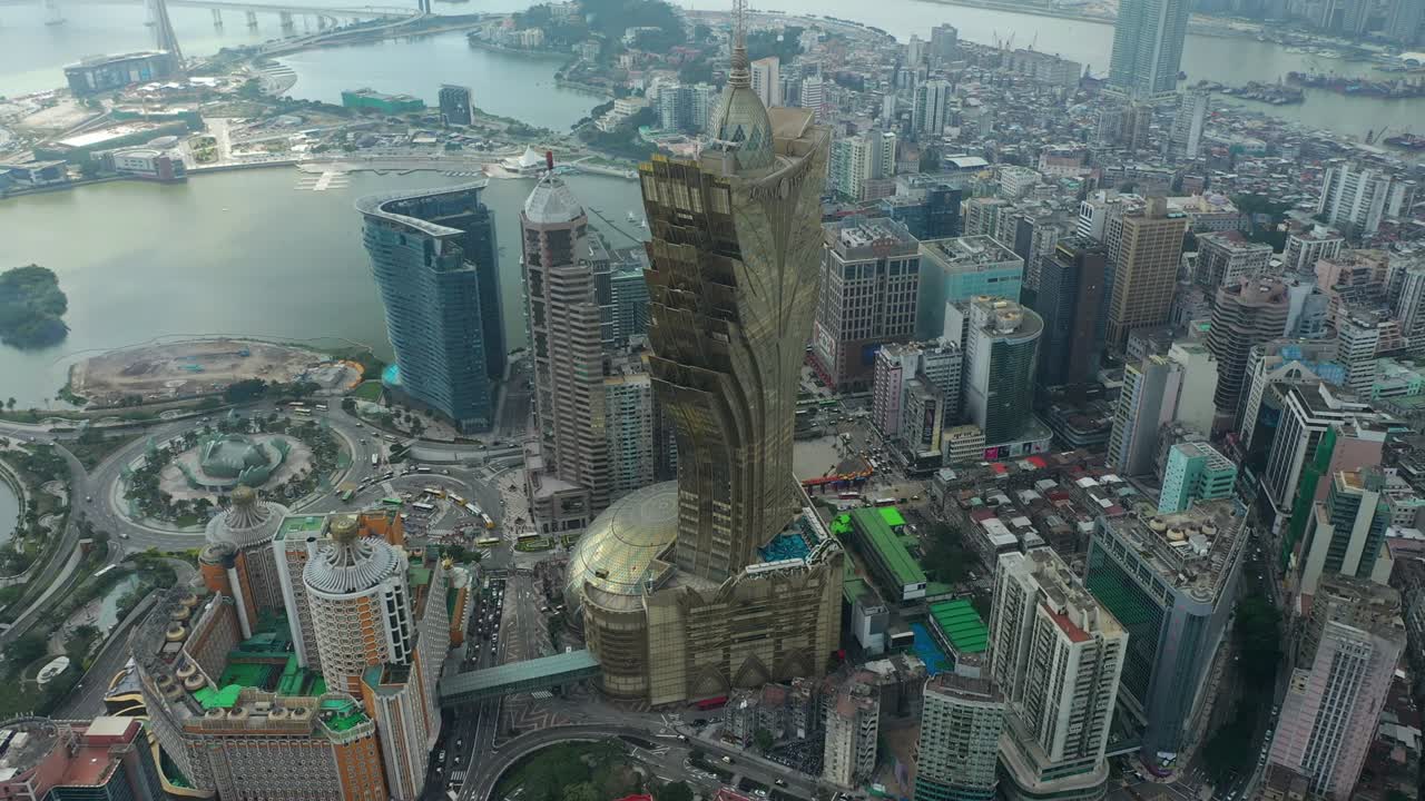 hora del día ciudad de macau famoso hotel círculo de tráfico calle aérea de arriba hacia abajo panorama 4k china