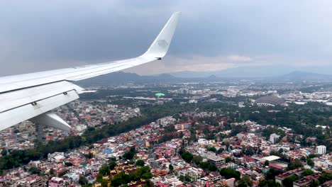 Tiro-Desde-La-Ventana-Del-Avión-Durante-El-Aterrizaje-En-La-Ciudad-De-México-Viendo-El-Palacio-De-Deportes