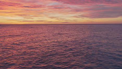 la textura de las olas del mar se mueve a cámara lenta mientras se refleja la luz de la hora dorada