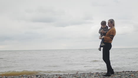 Eine-Junge-Mutter-Spaziert-Mit-Ihrem-Sohn-Am-Ufer-Des-Malerischen-Lake-Ontario