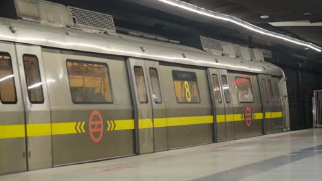 yellow line delhi metro leaving station