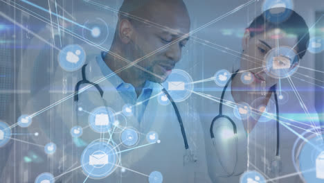 animación de iconos conectados con líneas sobre médicos multirraciales discutiendo informes de pacientes