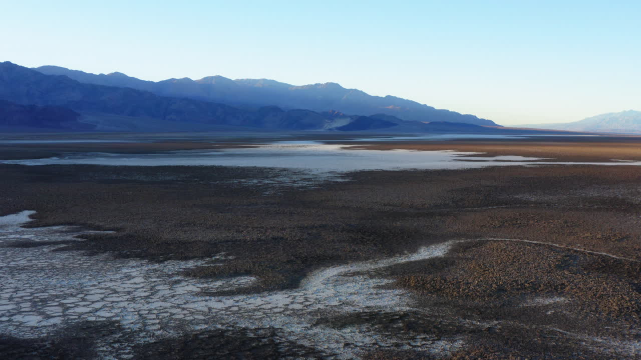 vista de pájaro que muestra vastas e interminables salinas en el suelo de la cuenca badwater en el parque nacional del valle de la muerte