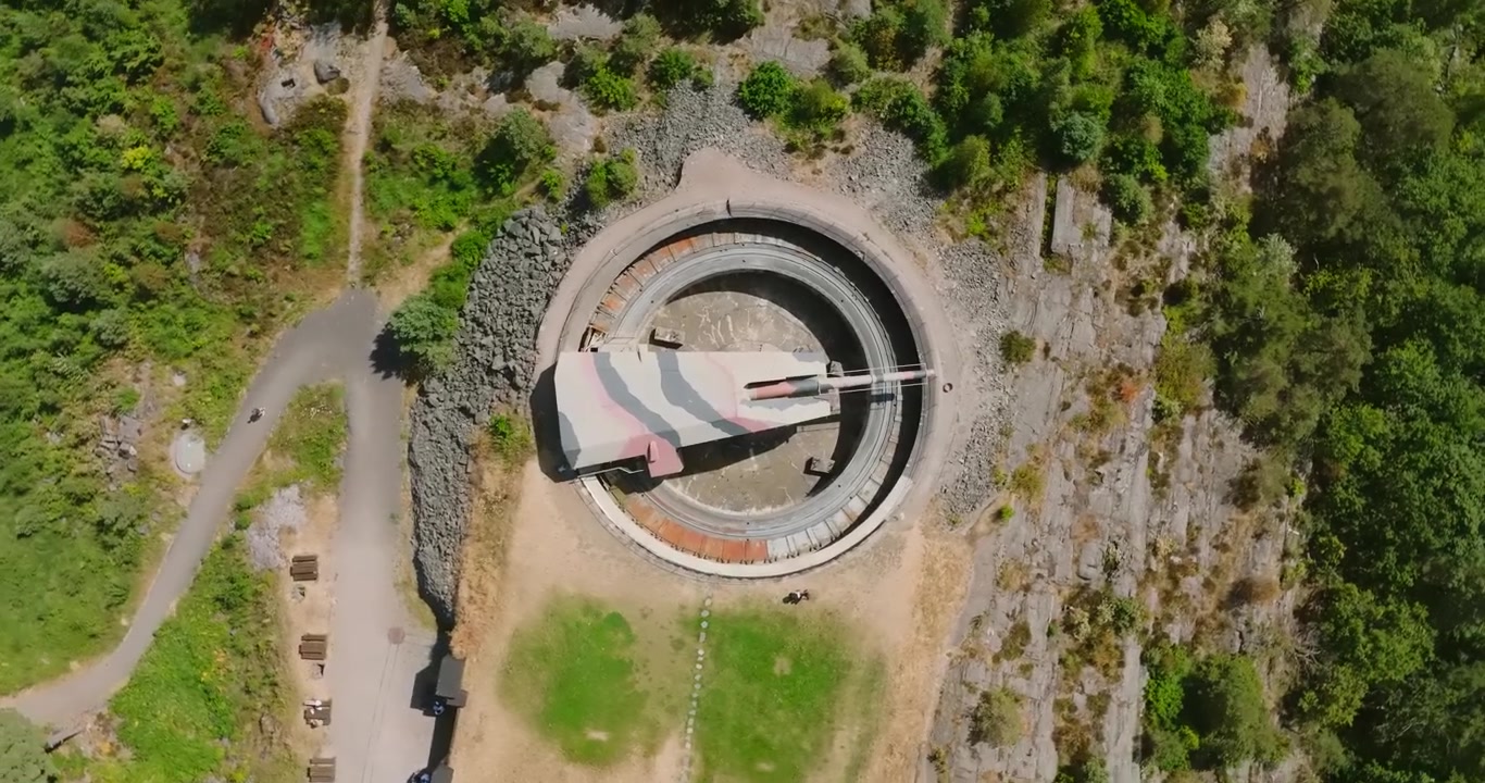 Veduta aerea della batteria di cannoni costieri del Forte di Møvik vicino a Kristiansand, Norvegia, che mostra la Batteria Vara