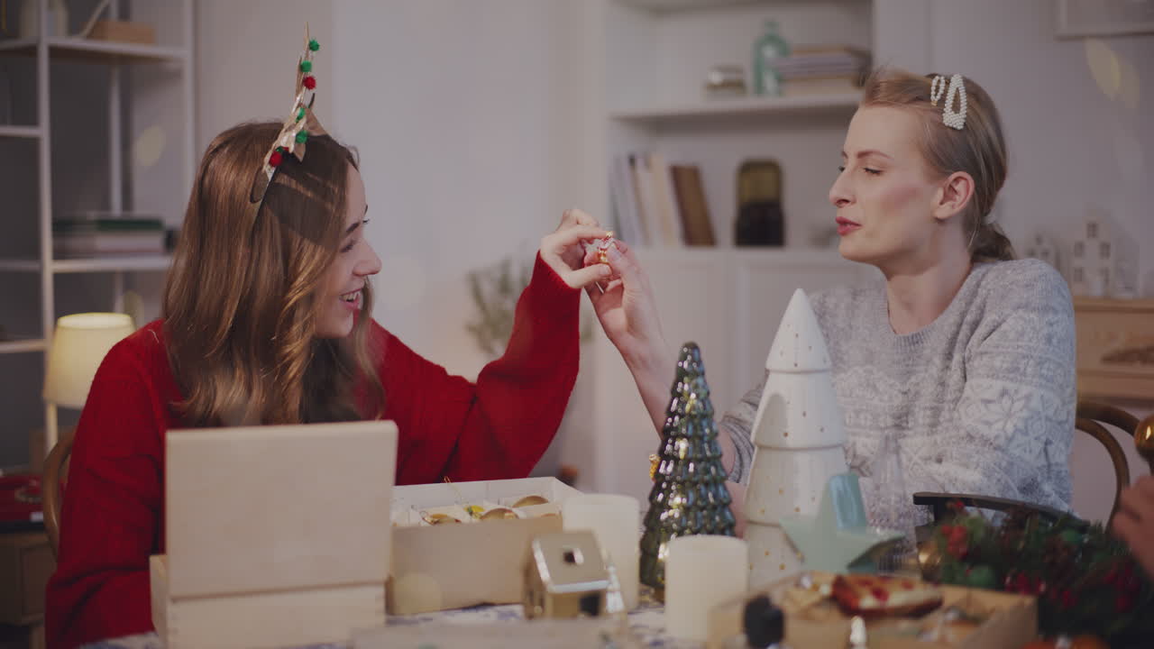 amigas con decoraciones navideñas en casa