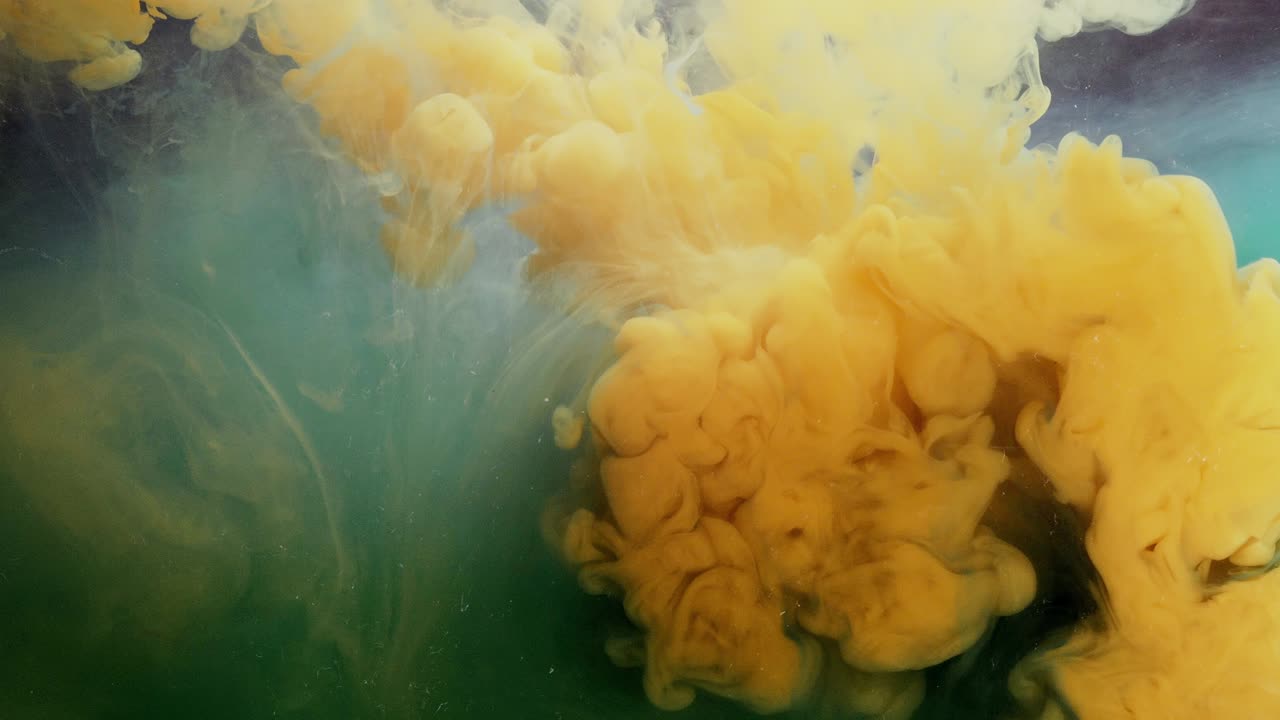 검은 바탕에 고립된 잉크의 색 어리, 물 속의 추상적인 페인트, 움직이는 모습, 회전하는 다채로운 방울, 구름.