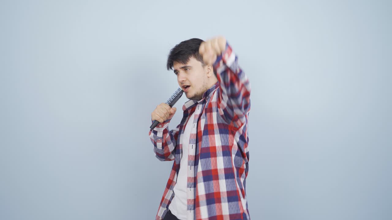 그 남자가 노래하고 있어.