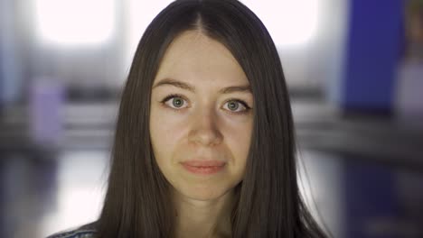 mujer con una máscara facial