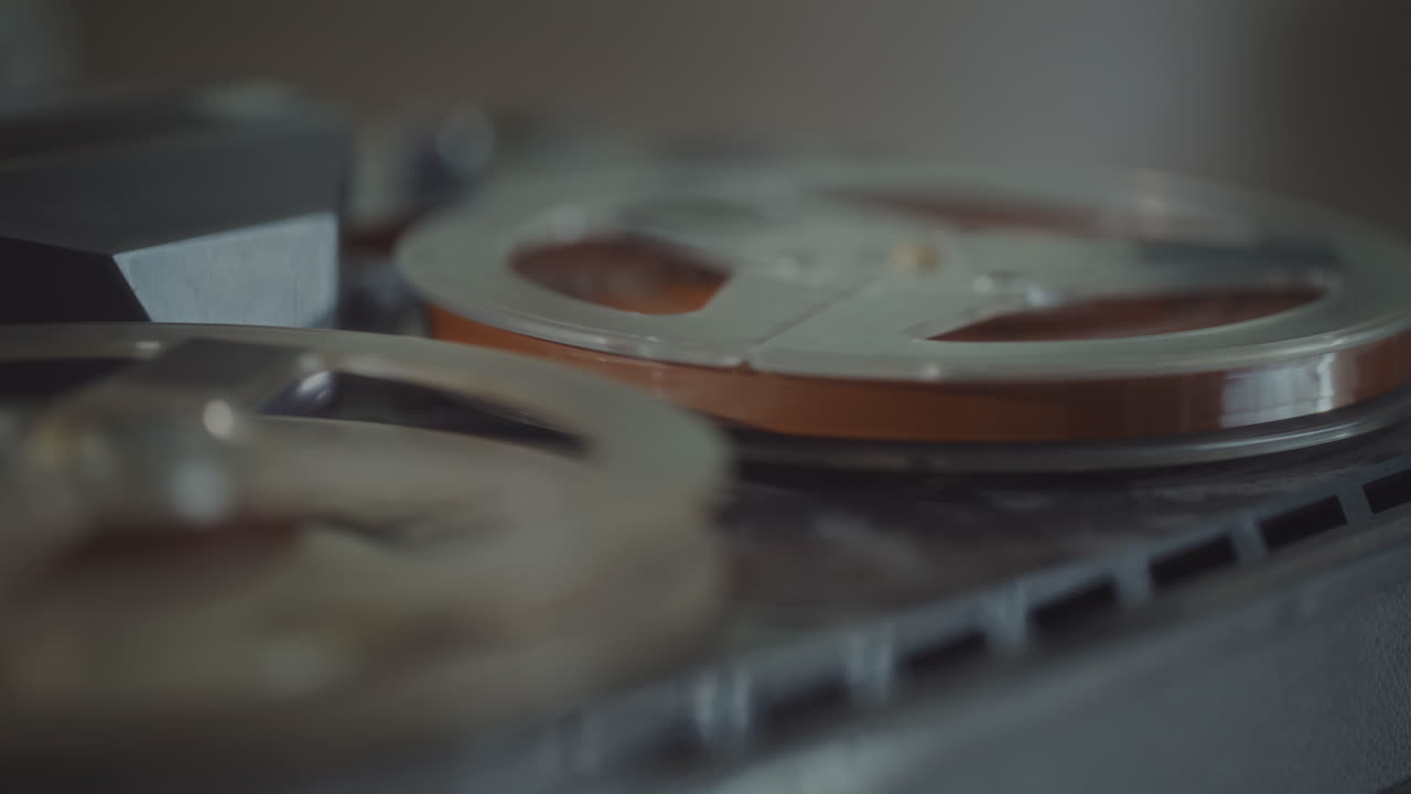 шпион слушает скрытые записи.