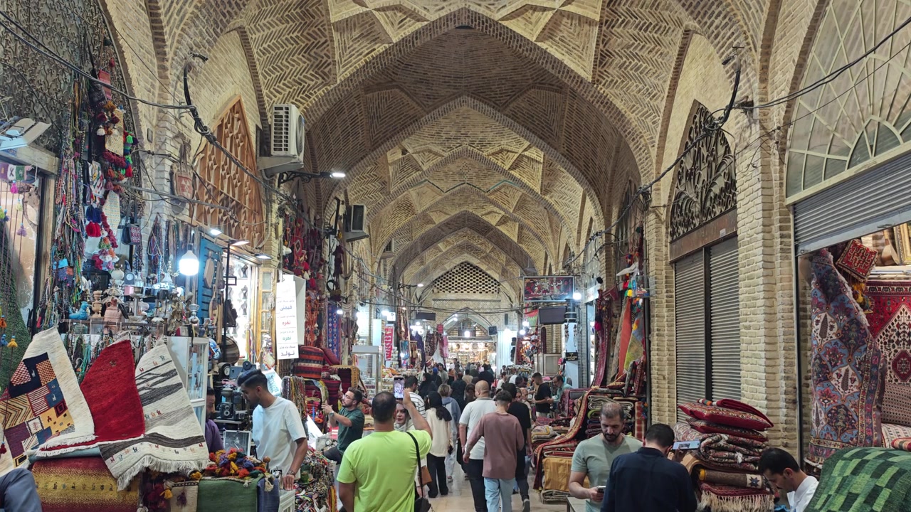 Süslü tuğla tonozlu tavana sahip kalabalık geleneksel çarşı.