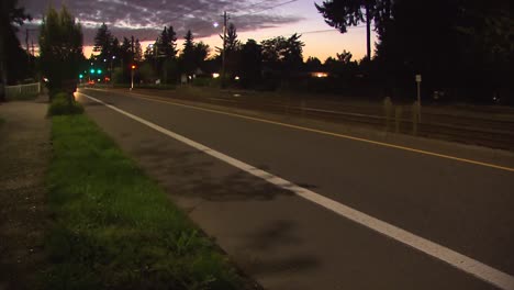 Coches-Conduciendo-Al-Atardecer-En-La-Ciudad