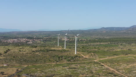 Turbinas-Eólicas-De-Energía-Verde-Francia-La-Antena-Corbieres-Día-Soleado-Renovable