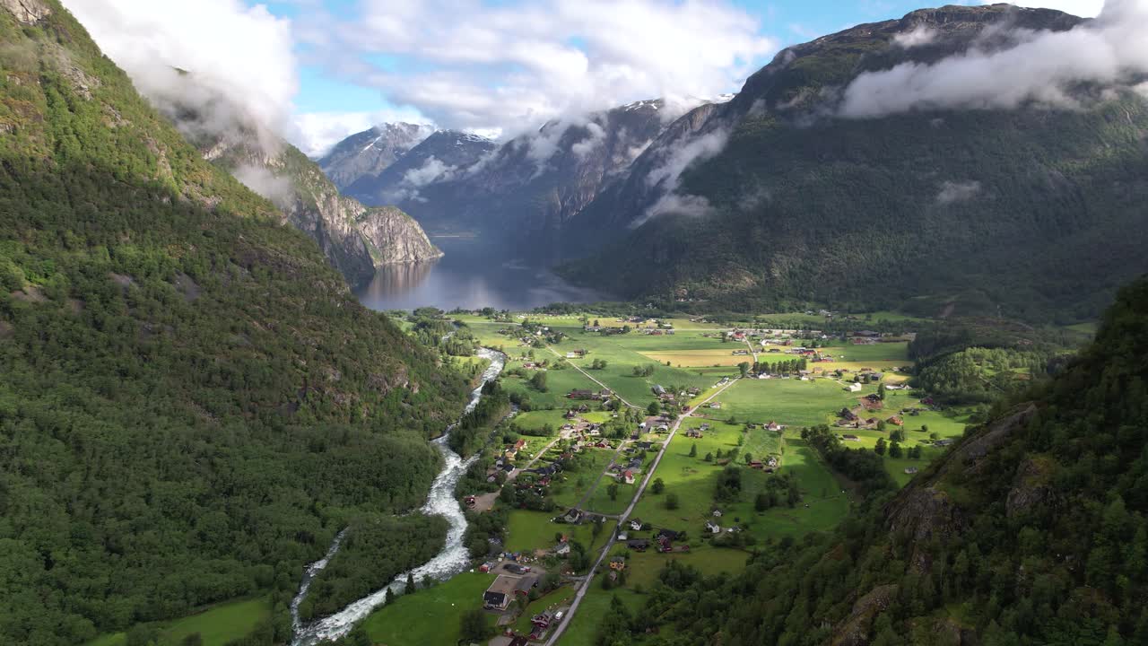 vuelo aéreo a través del valle de ovre eidfjord ubicado en el extremo sur del lago eidfjordvatnet