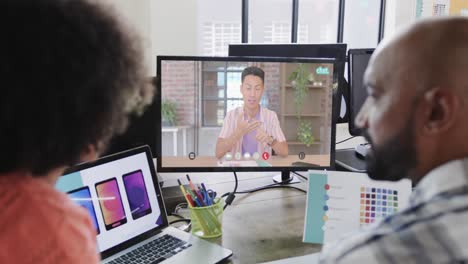 hombres de negocios afroamericanos en videollamada con un colega caucásico en la pantalla