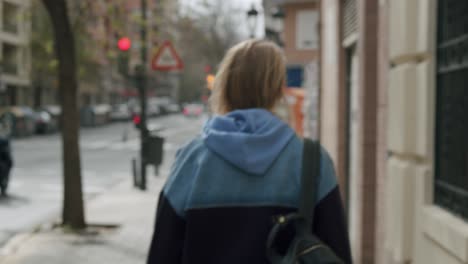 Setzen-Sie-Eine-Maske-Auf,-Bevor-Sie-Außerhalb-Der-Covid-19-Regeln-Gehen