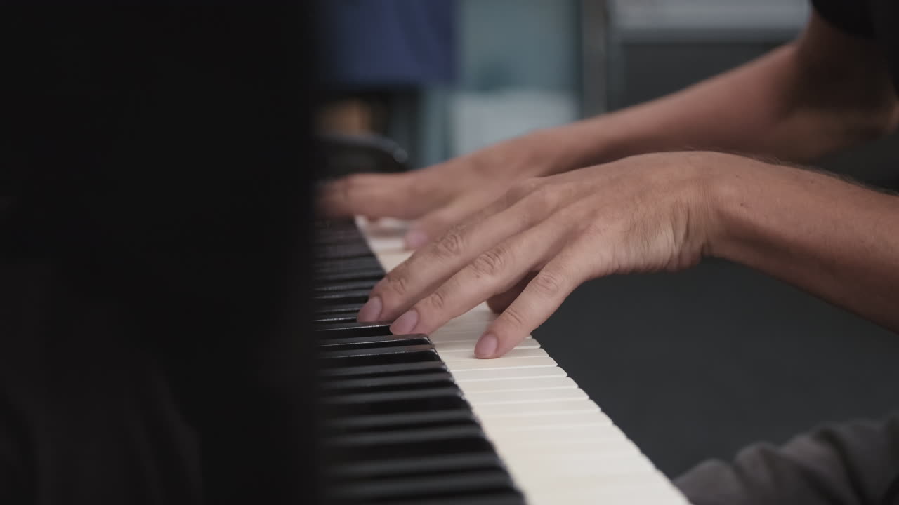 manos masculinas tocando el piano