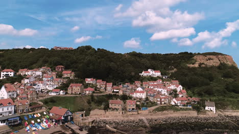 páramos del norte de york, costa del patrimonio, bahía de runswick, imágenes de drones del pueblo desde arriba en descenso - clip 9