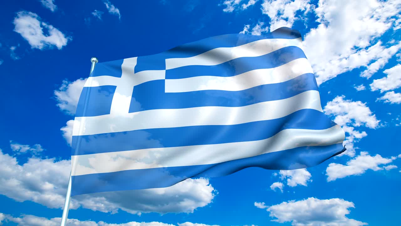 bandera de grecia con estructura de tela contra un cielo nublado (loopable)
