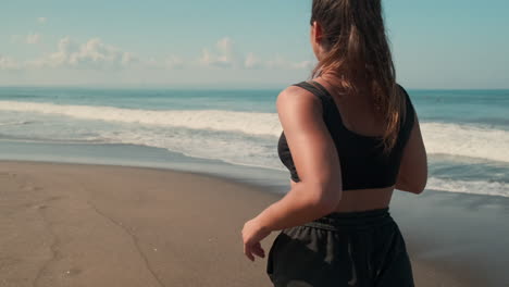 mujer corriendo en una playa