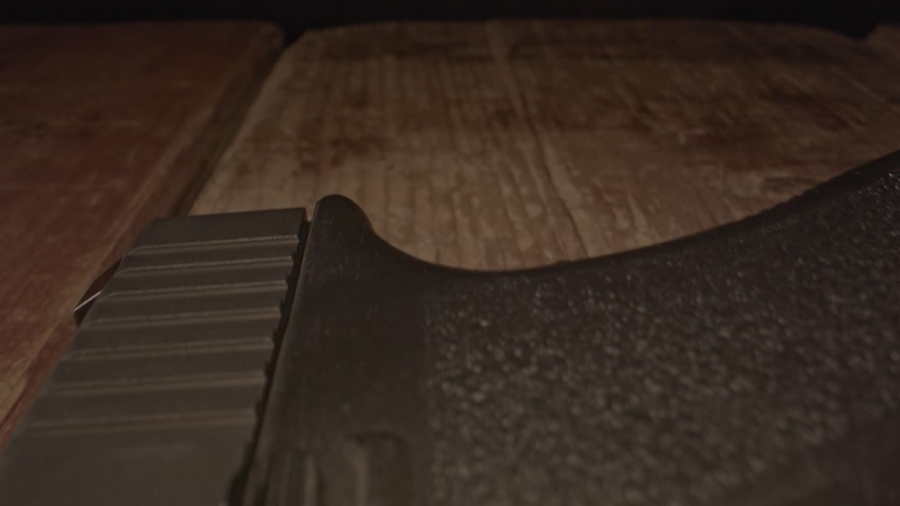 impresionante macro dolly de pistola glock 17 sobre una superficie de madera