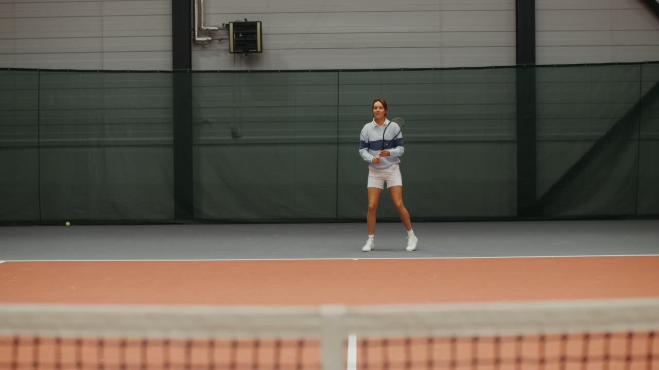 실내 테니스 를 하는 여자