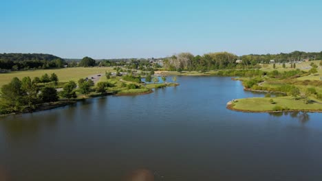 Fliegen-über-Fischteich-Im-Liberty-Park-In-Clarksville,-Tennessee