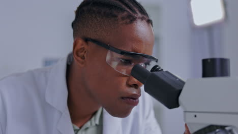 Microscopio,-Farmacia-Y-Ciencia-Con-Hombre-Negro