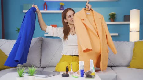 mujer joven bailando con ropa.
