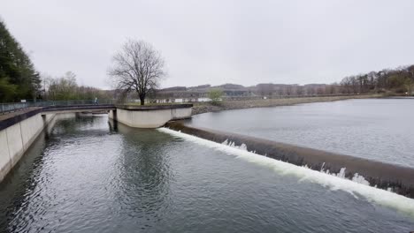 Wehranlage-Zur-Stromerzeugung-Mit-Einer-Kleinen-Brücke-Aus-Beton