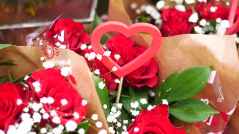 hermoso ramo de rosas rojas con decoraciones de corazón