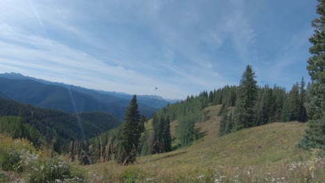 Saliendo-Del-Campamento-Para-Revelar-Grandes-Vistas-Azules-En-Las-Montañas-Rocosas-De-Colorado