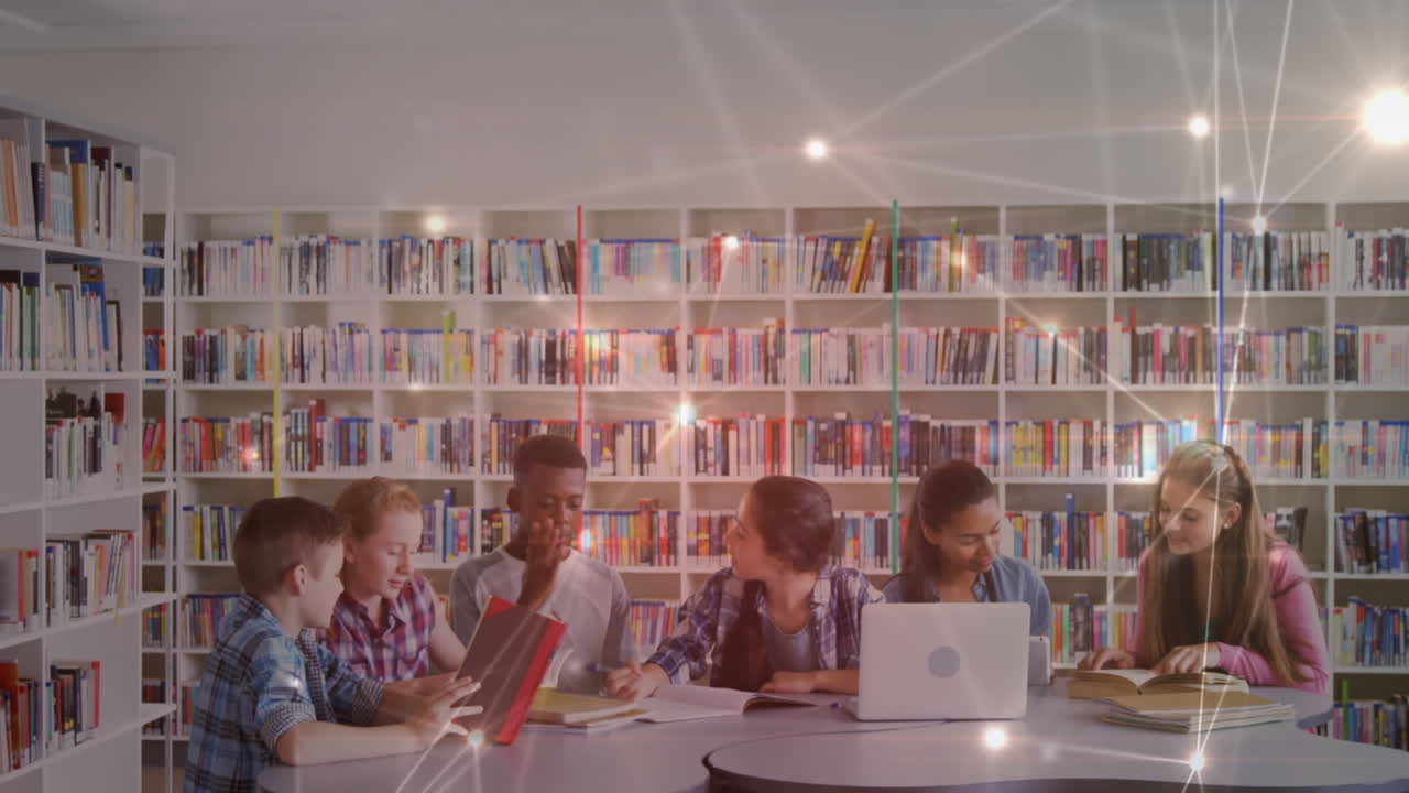 Studenti insieme con libri e laptop