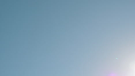 lanzando la toalla contra el cielo azul