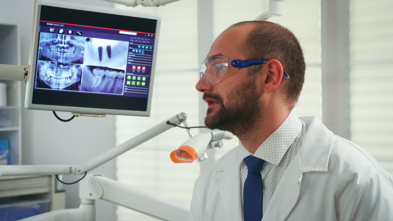 retrato de um estomatologista a dizer o tratamento a uma mulher