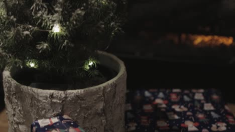 regalos de navidad envueltos en el suelo junto a un lindo árbol de navidad - primer plano
