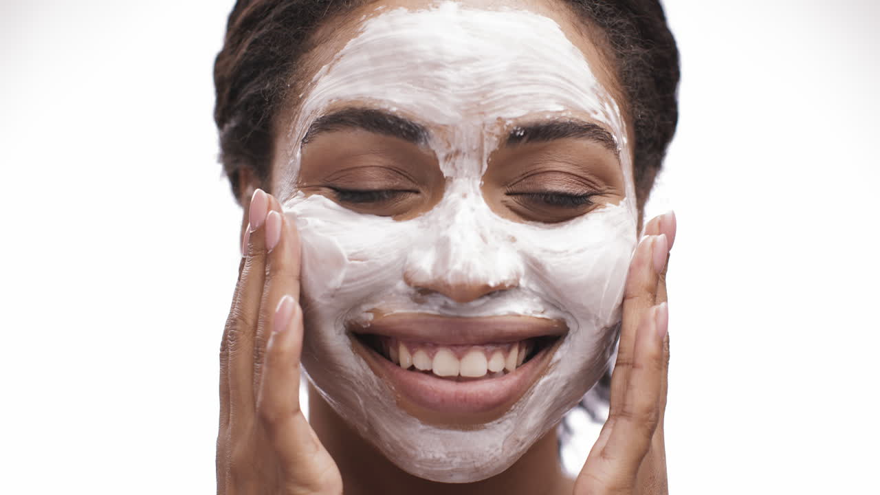 mujer aplicando una máscara facial