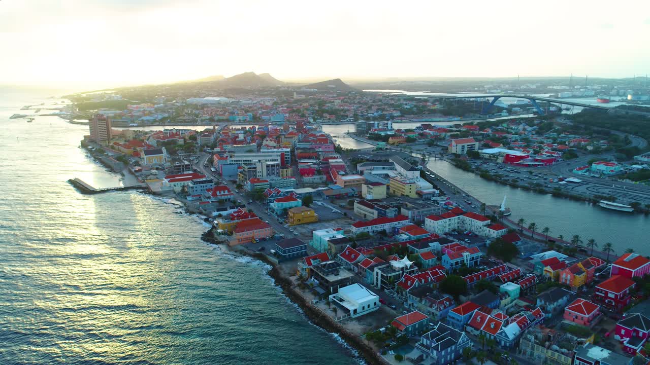 4k hora de oro puesta de sol aérea de la ciudad de willemstad y el distrito de pietermaai en curaçao