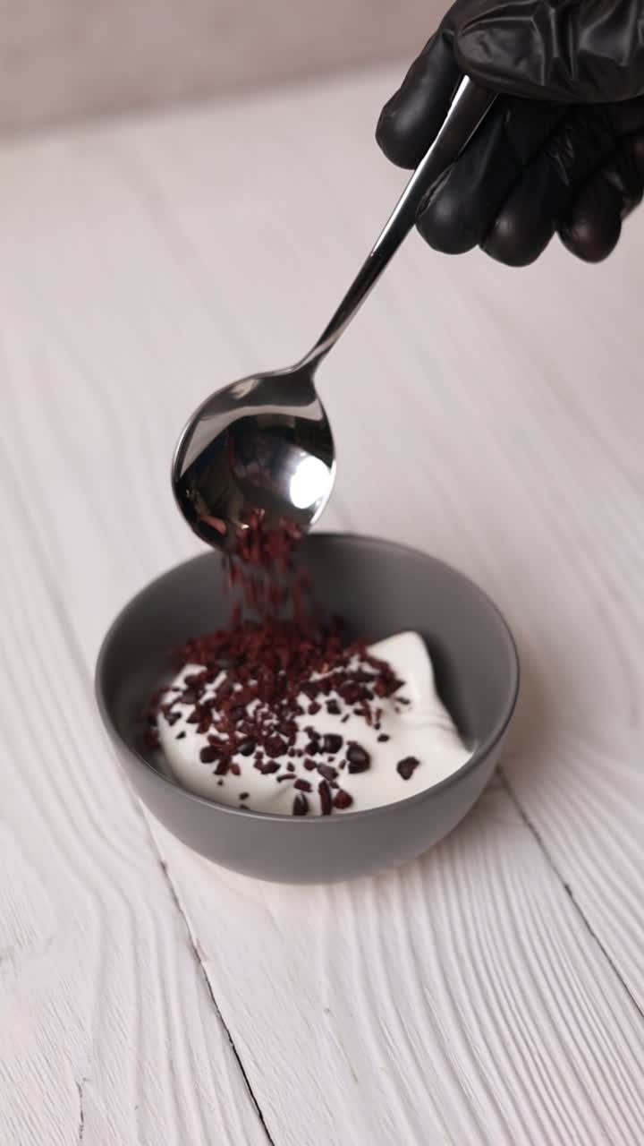 Aggiungere granola al cioccolato allo yogurt