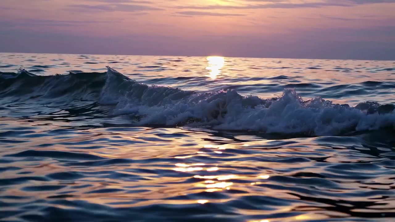 Sanfte Meereswellen rollen bei Sonnenuntergang