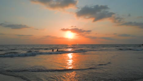 Puesta-De-Sol-En-Chapora-Beach-Drone-Acercándose-Al-Sol-En-Goa-India-Playa-De-Arena-Dulce-Lago-Goa