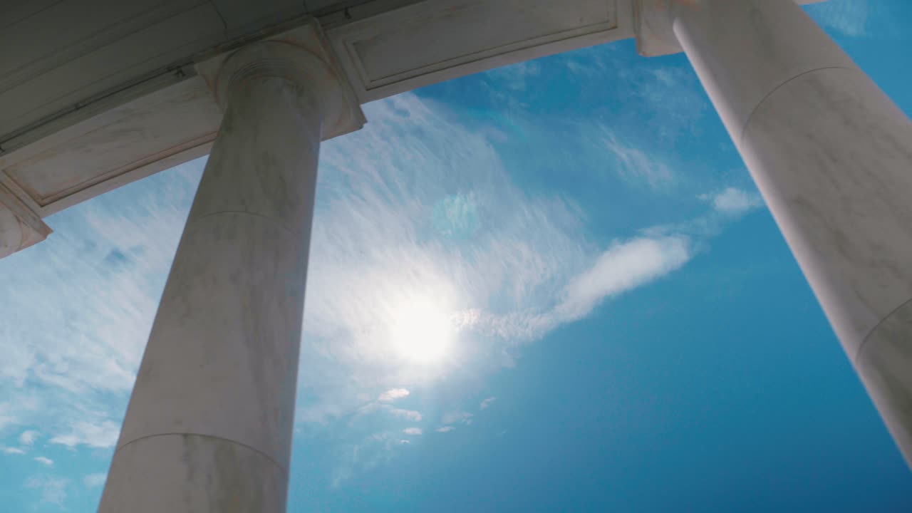 알링턴 묘지 ampitheater 기둥 태양 정오 하늘 구름 슬라이딩 샷