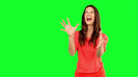 mujer atrapando una pelota de baloncesto en la pantalla verde