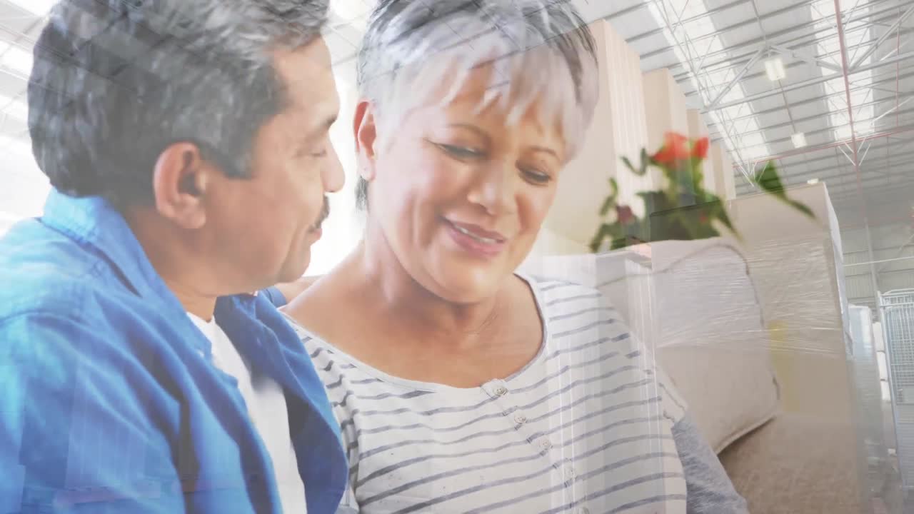 사회적 거리를 유지하는 백인 노인 커플이 집에서 온라인으로 구매하고 있습니다.