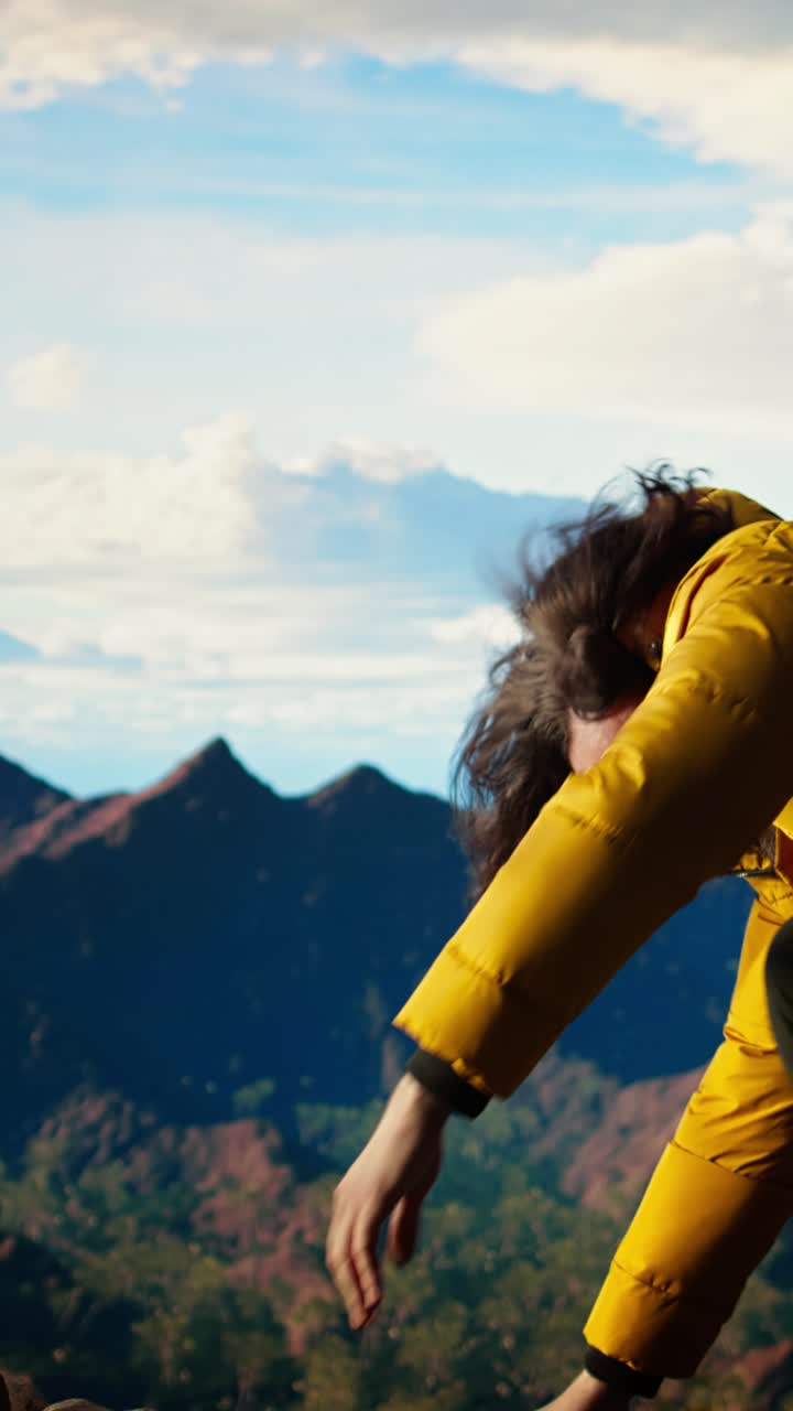 Scalatore che ascende una vetta rocciosa con determinazione.