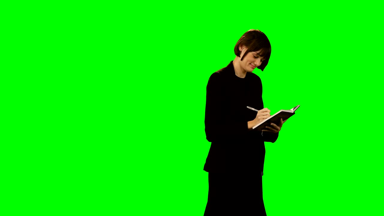 hermosa mujer de negocios escribiendo en el diario