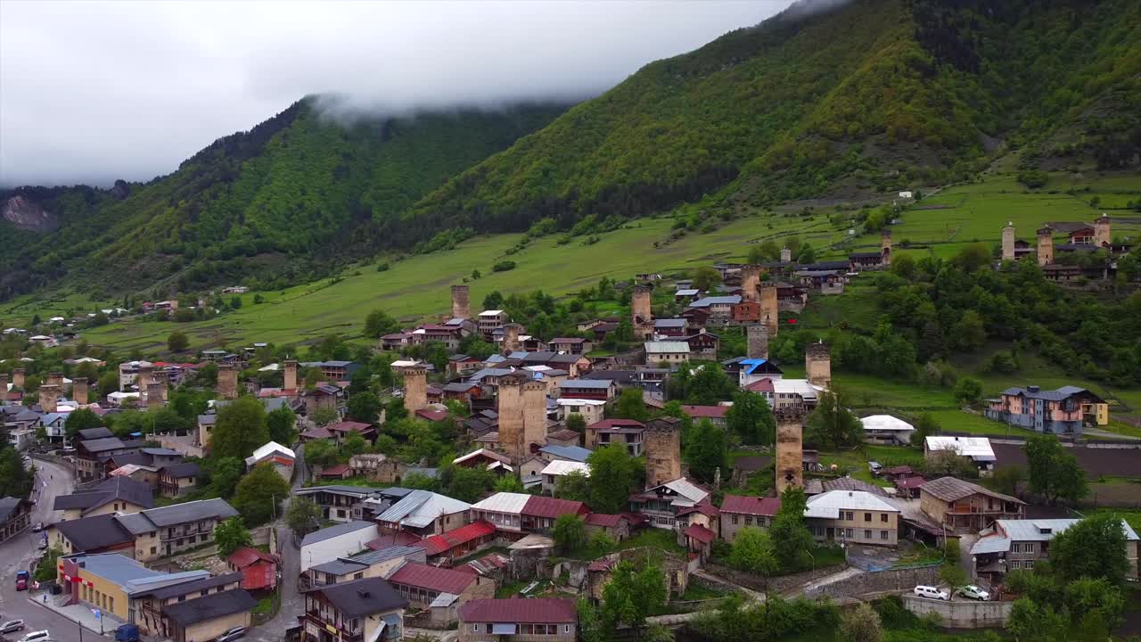 Video aereo di antiche torri georgiane
