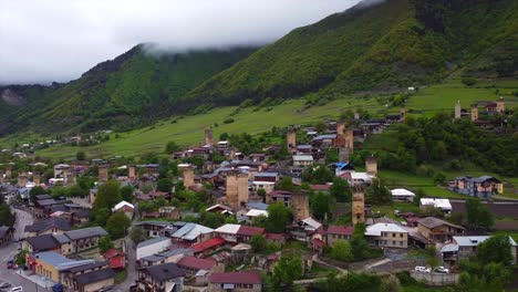 video aéreo de las antiguas torres georgianas