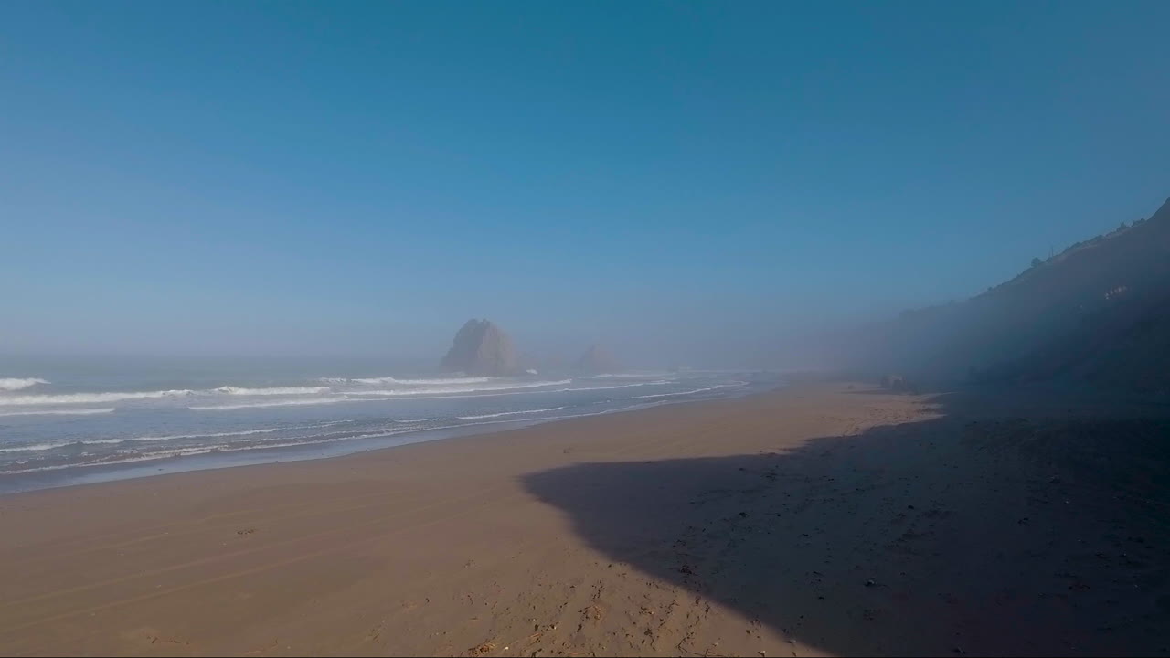 해안 위의 아름다운 공중 설정 샷은 캘리포니아 중부에 있는 빅서의 안개가 자욱한 해안선을 보여줍니다.