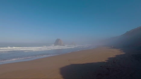 una hermosa toma aérea sobre la costa revela la costa neblinosa de big sur en el centro de california